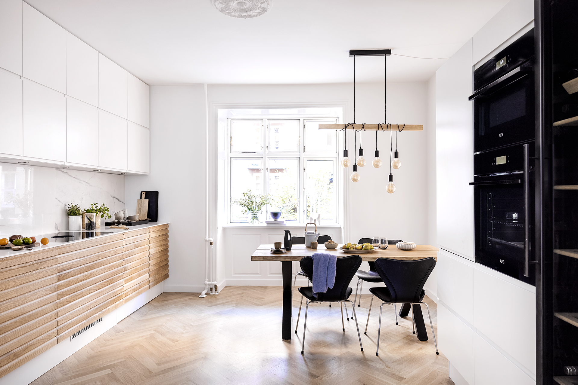 aubo oak line køkken i natur eg fra mindre lejlighed i København